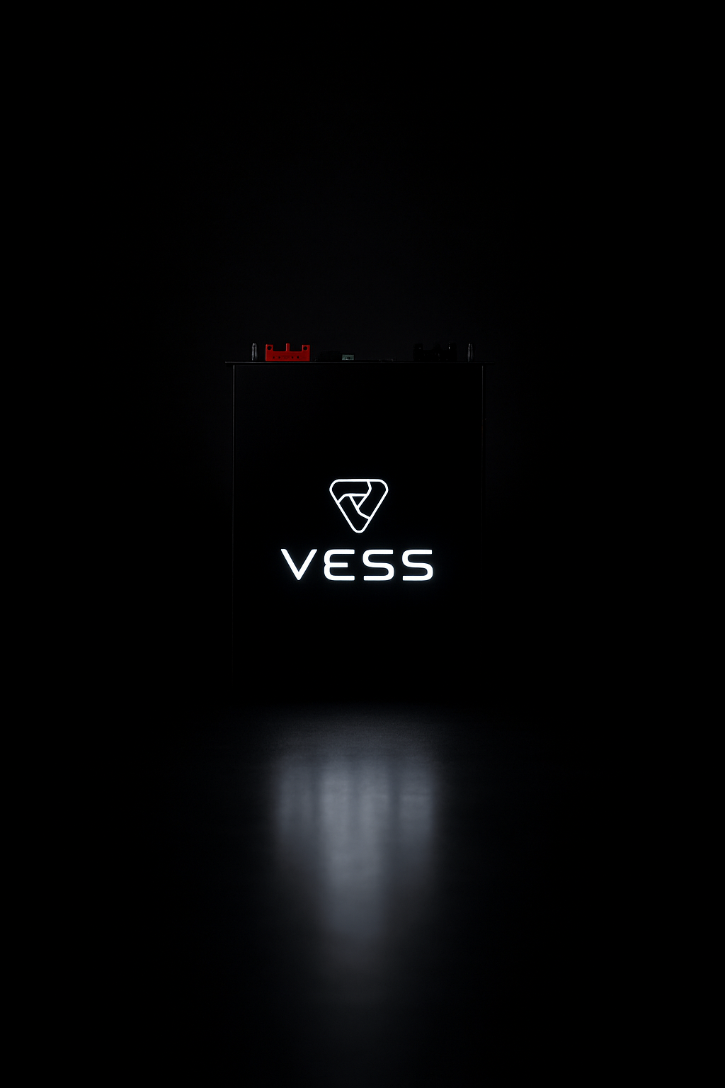 VESS battery energy storage system with reflective surface